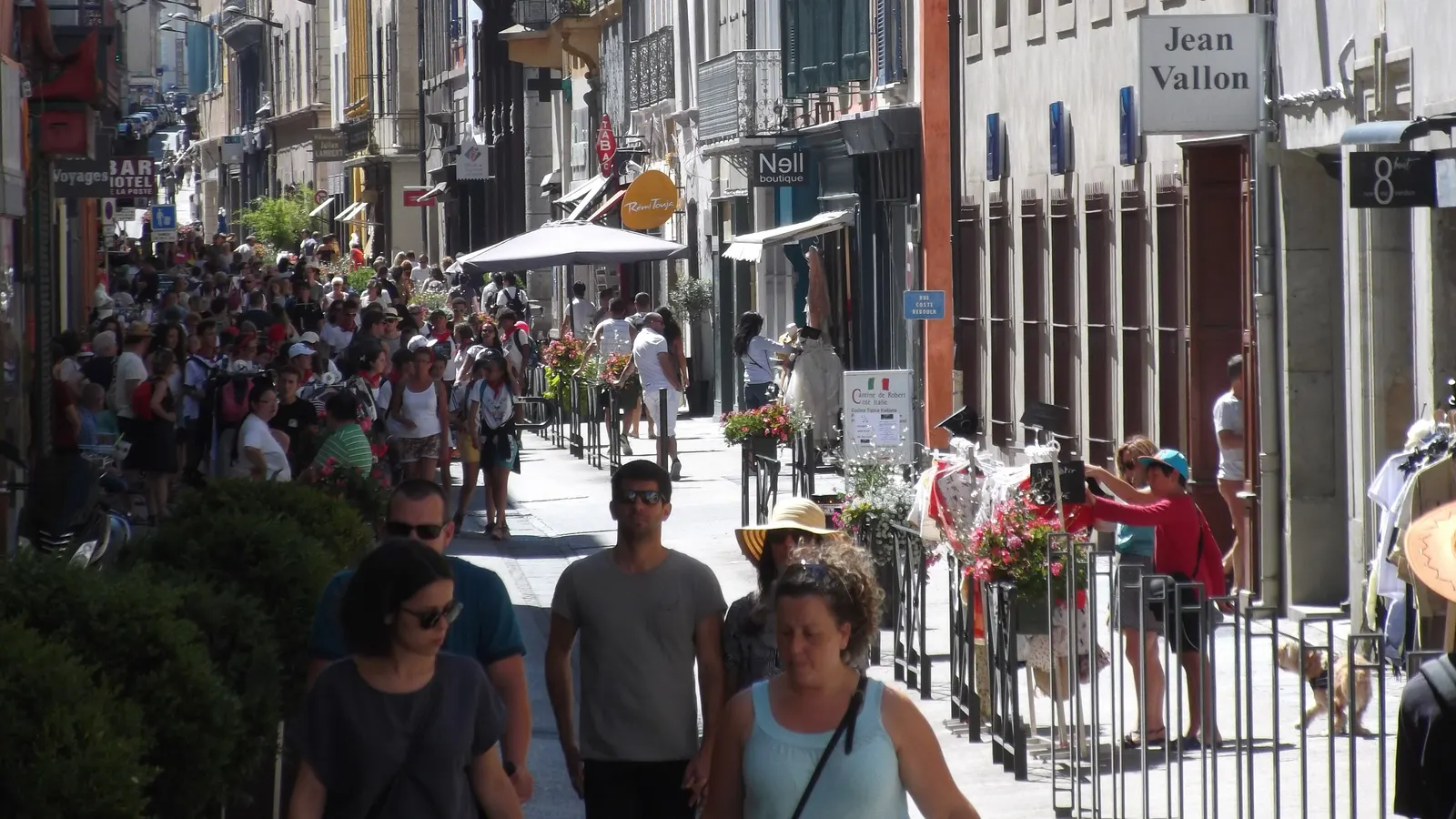 La rue de Verdun, artère commerçante de la Bastide Saint-Louis à Carcassonne