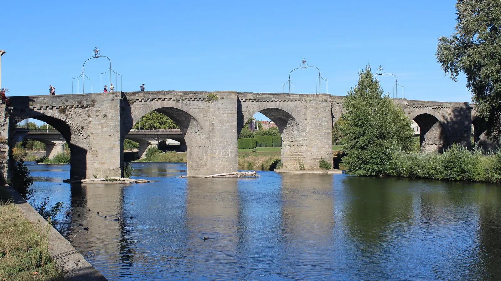 Le Pont-Vieux sur l'Aude, entre la Bastide et la Cité de Carcassonne
