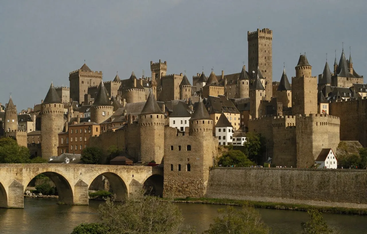 La Cité médiévale de Carcassonne et le Pont-Vieux au-dessus de l'Aude